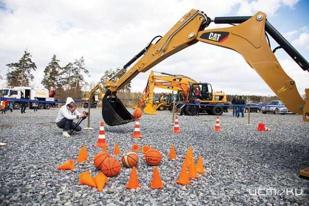 В Орловской области дорожники будут играть в баскетбол на погрузчиках, а в футбол - на автогрейдерах