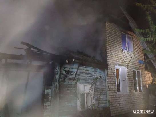 Пожар в частном секторе Орла: в полночь огонь охватил жилой дом