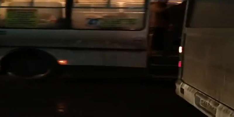 В погоне за наживой маршрутчики продолжают высаживать орловчан во втором ряду