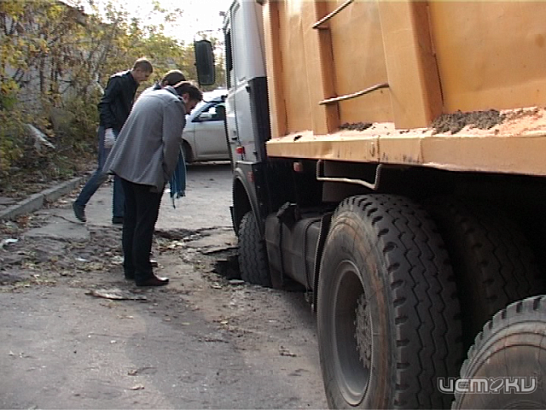 Им ГОСТы не писаны: на этот раз жертвой люка стал МАЗ