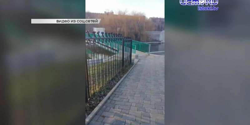 Традиция или пережиток прошлого? Из детского парка Орла убрали свадебные замки