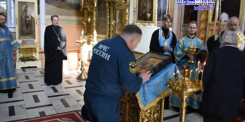 Сотрудники орловского МЧС стали участниками молебна в честь иконы Божьей Матери.