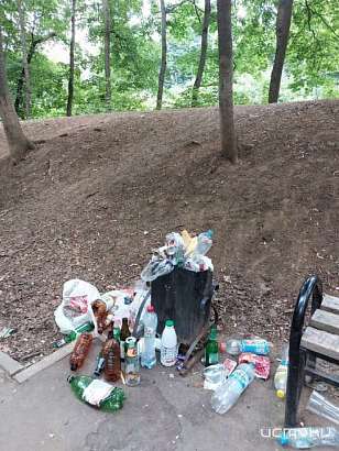 Глазами очевидцев: в парке «Ботаника» запечатлели переполненные урны