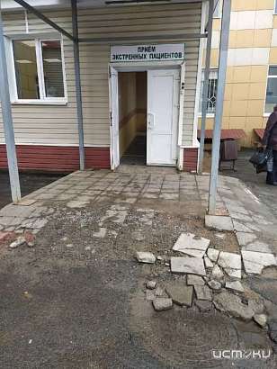 Медики скорой помощи вынуждены закатывать пациентов в экстренный покой Орловской областной клинической больницы по разрушенным плиткам