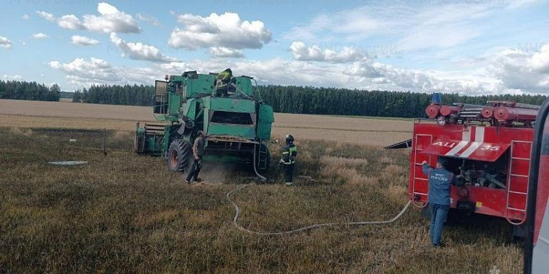 пожар МЧС по Орловской области В Орловской области во время уборки в поле загорелся комбайн