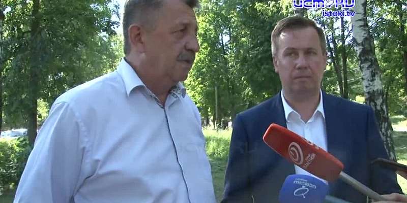 Орел продолжает зарастать бурьяном, а коммунальщики опиливают деревья до голого ствола. Новости за 90 секунд