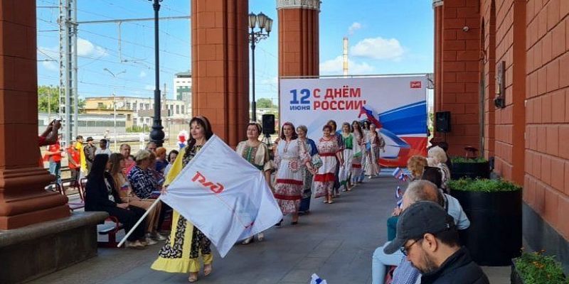 На орловском вокзале в честь Дня России устроили модный показ
