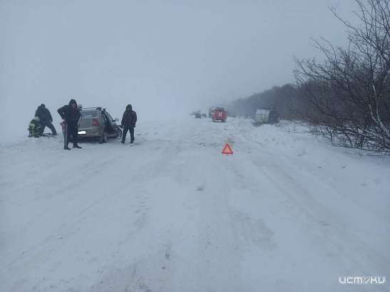 В Краснозоренском районе легковушка «Рено» лоб в лоб столкнулась с грузовиком «Вольво» с прицепом