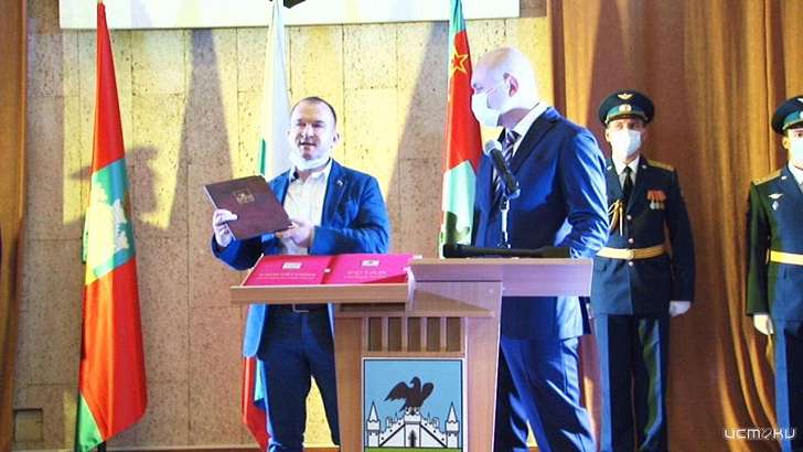 Новому мэру Орла вручили согласие на прохождение проверки на детекторе лжи