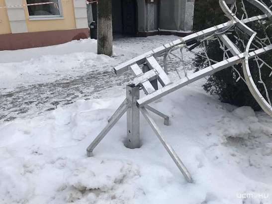 Глазами очевидцев: в Орле на ул. Ленина очевидцы обнаружили поваленные новогодние украшения