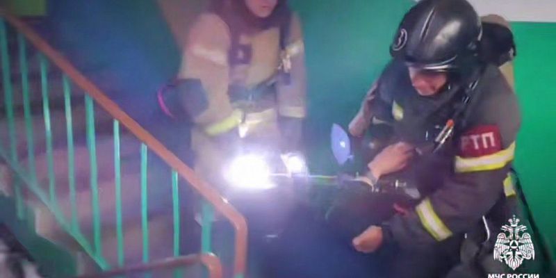 мчс спасение жизни Пожарные  В Орле пожарные спасли трёх человек