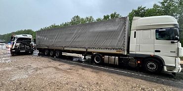 автомобильная авария Госавтоинспекция по Орловской области На орловской трассе столкнулись два большегруза. Есть раненый