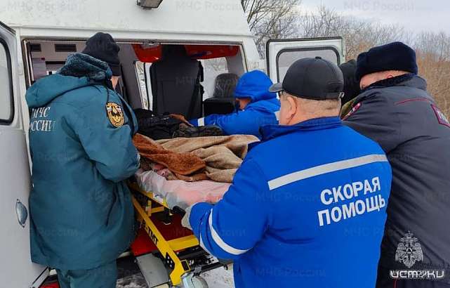 В Знаменском районе пожарные спасли упавшего в колодец мужчину