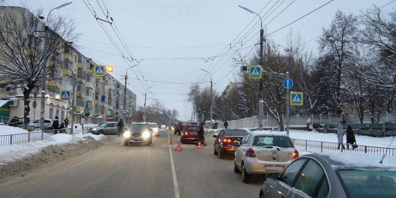 В Орле на пешеходном переходе иномарка сбила ребенка