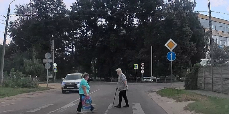 Хаос на улице Весёлая в Орле: новый пешеходный переход в 10 метрах от старого спровоцировал путаницу. 