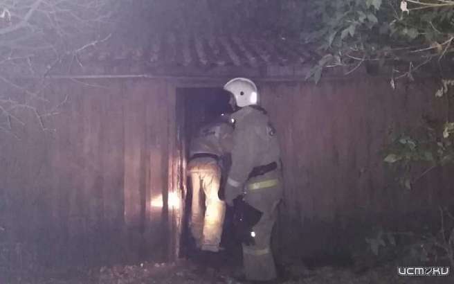 В Орле тушили двухэтажный жилой дом с баней