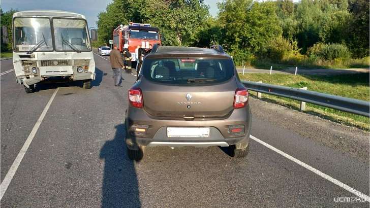 На трассе «Орел-Брянск» столкнулись «Рено» и пассажирский автобус