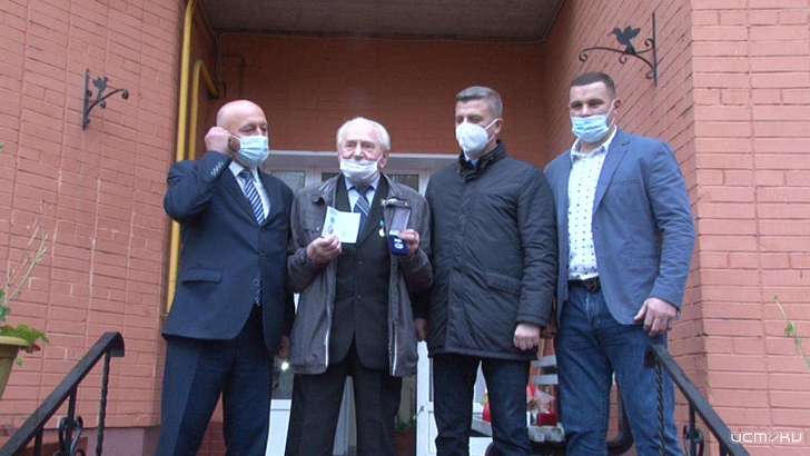 К орловскому ветерану приехали сахалинские депутаты 