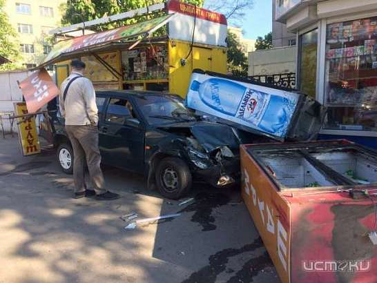 В Орле машина влетела в ларек с шаурмой