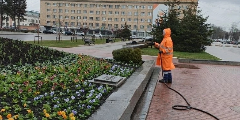 Работники "Спецавтобазы" высаживают первые цветы на орловские клумбы
