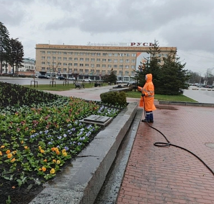 Работники "Спецавтобазы" высаживают первые цветы на орловские клумбы