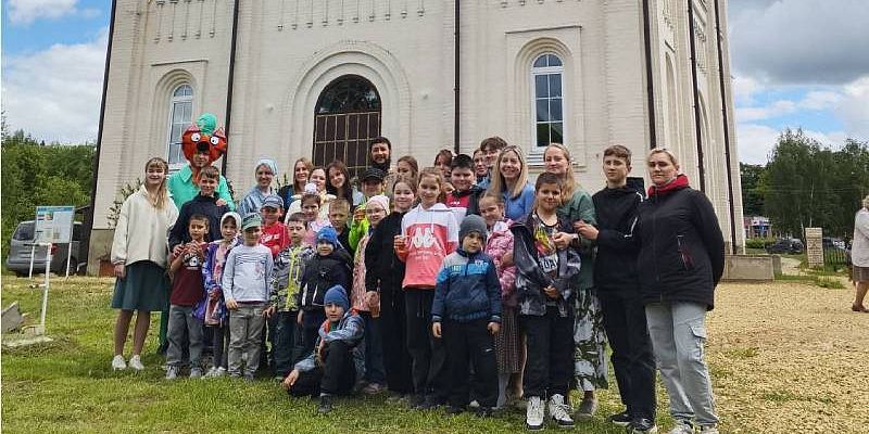 В Мценске в День Святой Троицы устроили праздник для юных прихожан