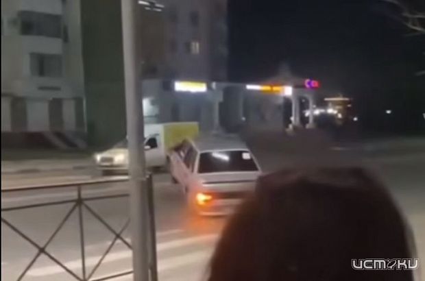 В Орле автомобиль "подлетел" на оборванных троллейбусных проводах