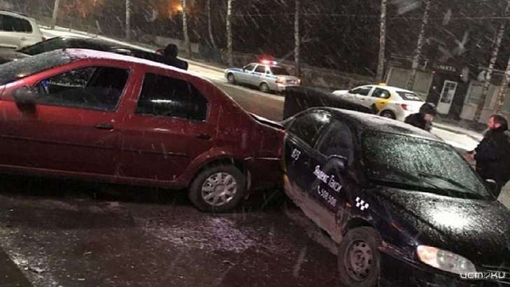 В Орле авто от удара отбросило на парня, стоявшего на тротуаре 