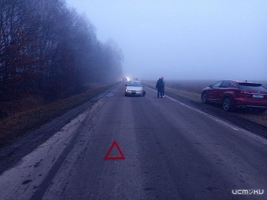 Под Орлом на узкой дороге не разъехались два автомобиля