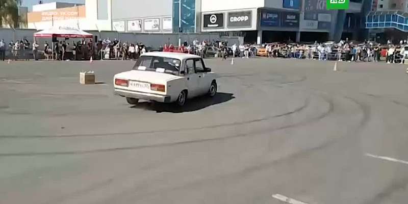 Видео: на автошоу в Орле ВАЗ врезался в зрителей