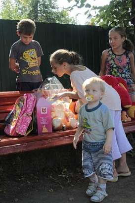 Врио губернатора В.Потомский с помощником полномочного представителя Президента РФ в ЦФО Георгием Бурцевым посетили один пункт временного проживания переселенцев из Украины