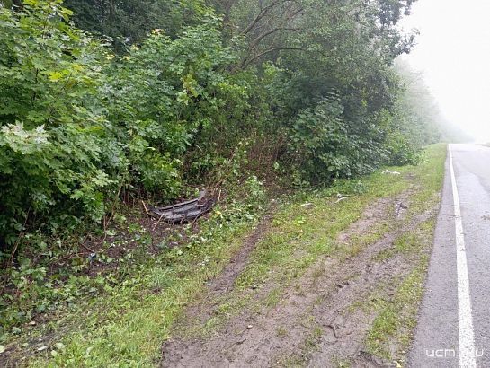 На Орловщине в Залегощенском районе автомобиль съехал с трассы и перевернулся 