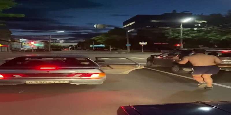 Мужчина устроил зажигательные танцы в центре Орла