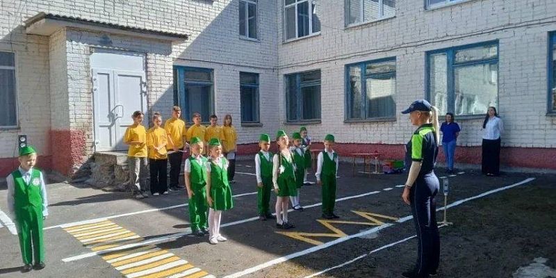 Дошкольники Орла изучили ПДД в игре: полицейские и ЮИДовцы провели интерактивный урок