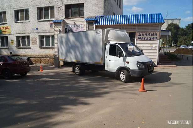 В Орле молодой водитель грузовика задним ходом сбил бабушку