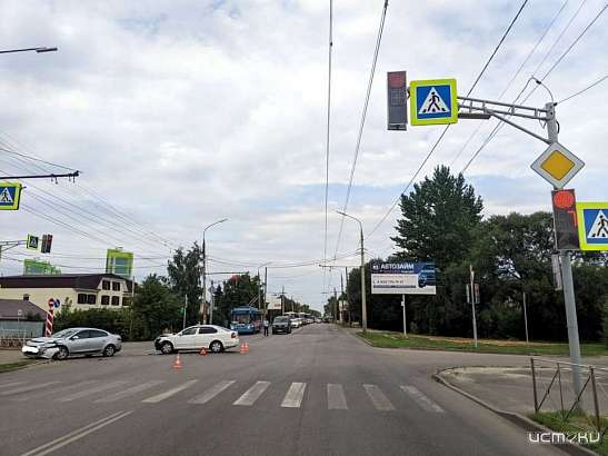 В Орле на Московском шоссе не разъехались две иномарки
