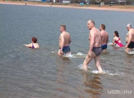 Орловские «моржи» устроили показательные заплыв в честь 70-летия Дня Победы