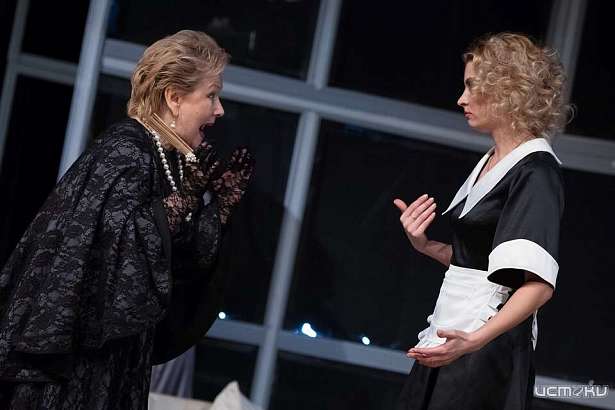 Орловчан приглашают посмотреть на «8 любящих женщин»