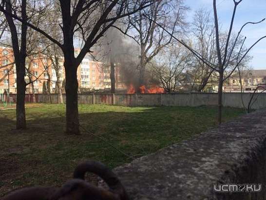 В Орле горит хозпостройка