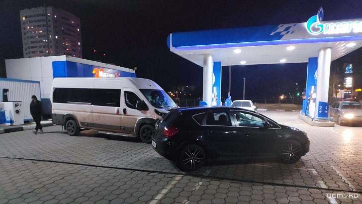 В Орле водитель микроавтобуса сбил мужчину на заправке 