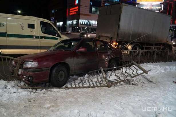 В Орле «Опель» врезался в «Инфинити», а тот снес дорожное ограждение