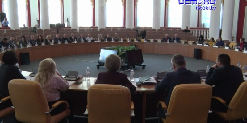 Проблемы сферы ЖКХ и способы их решения обсудили в областном парламенте