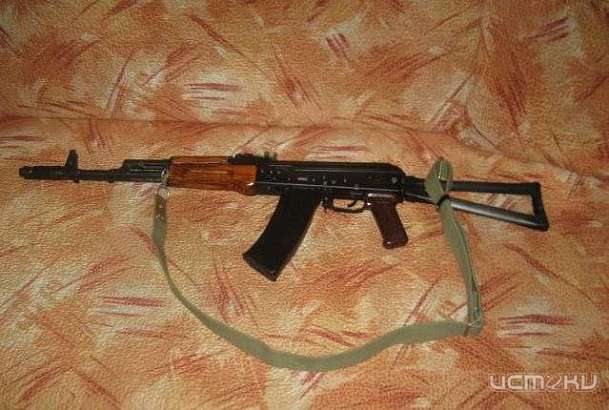 Орловчанин украл у своего знакомого макет автомата и сотовый телефон