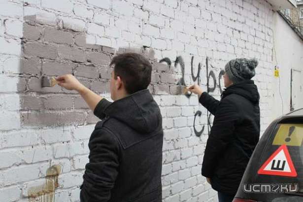 В Орле на стенах домов закрашивают рекламу смерти