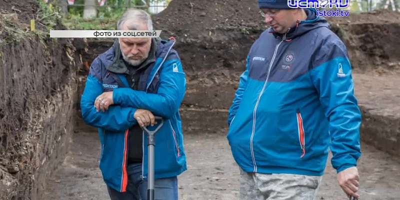Чиновники не знают, когда будет закончен ремонт улицы Октябрьской, в социальных сетях показали давку на остановке транспорта в микрорайоне Зареченский...