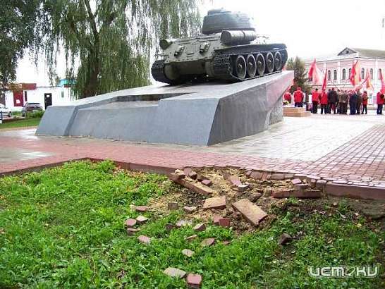 Болховские полицейские нашли мужчину, который сломал плитку в парке Победы 