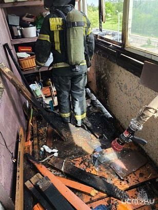 В Орле пожарные оперативно ликвидировали возгорание на балконе