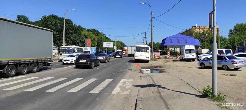 В Орле в маршрутке из-за резкого торможения упала пенсионерка. Она получила травмы
