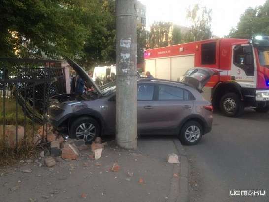 В Орле кроссовер влетел в забор после столкновения с «четырнадцатой»  В Орле кроссовер влетел в забор после столкновения с «четырнадцатой»