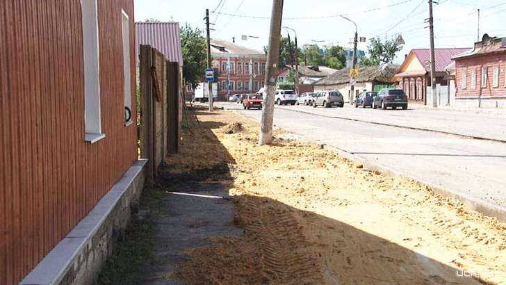 В Орле асфальт на тротуарах собираются положить выше отмостки домов